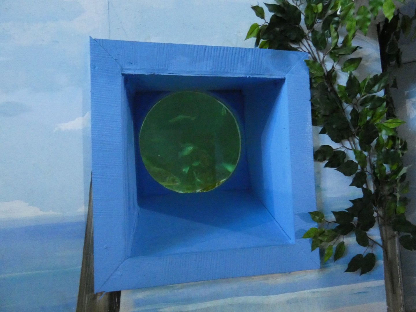 Smaller viewing area for main tank