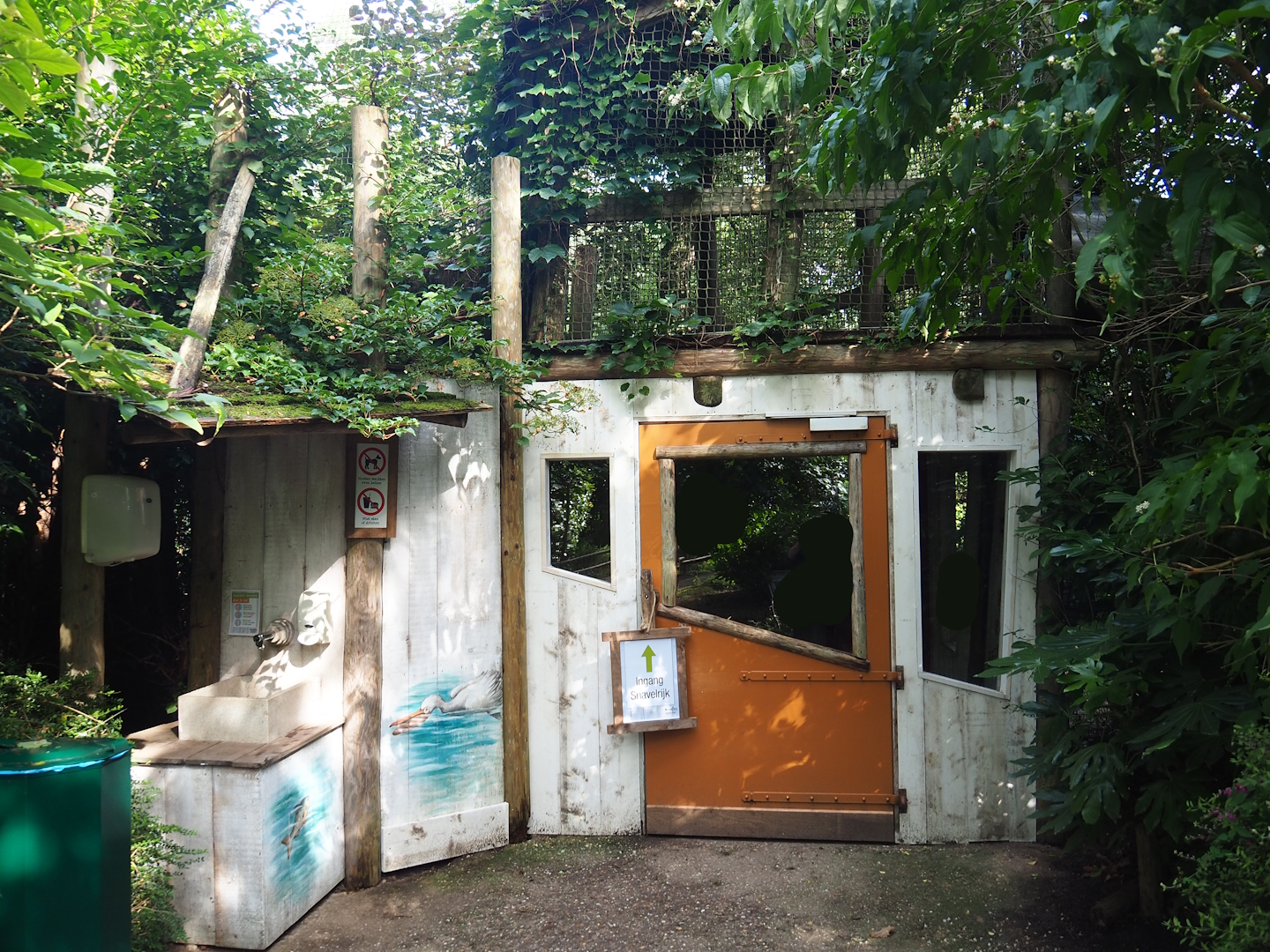 Snavelrijk ('Kingdom of Beaks') aviary - Entrance to larger covered viewing area, 2023-09-24