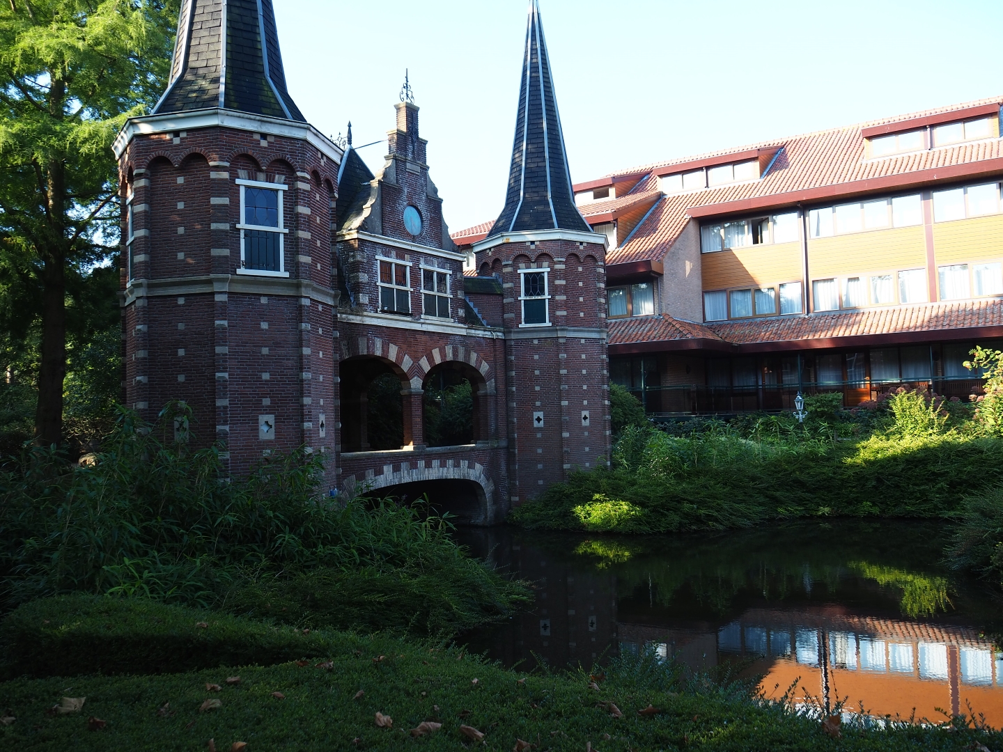 Sneek Waterpoort replica and parts of bird-friendly garden and hotel building (Sep 2nd, 2018)