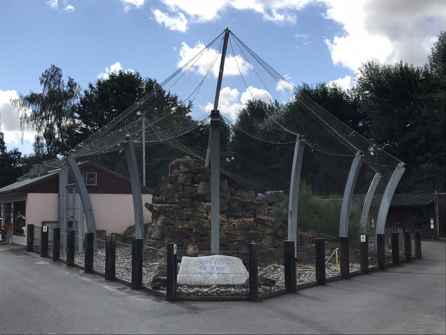 Snow leopard exhibit 100818