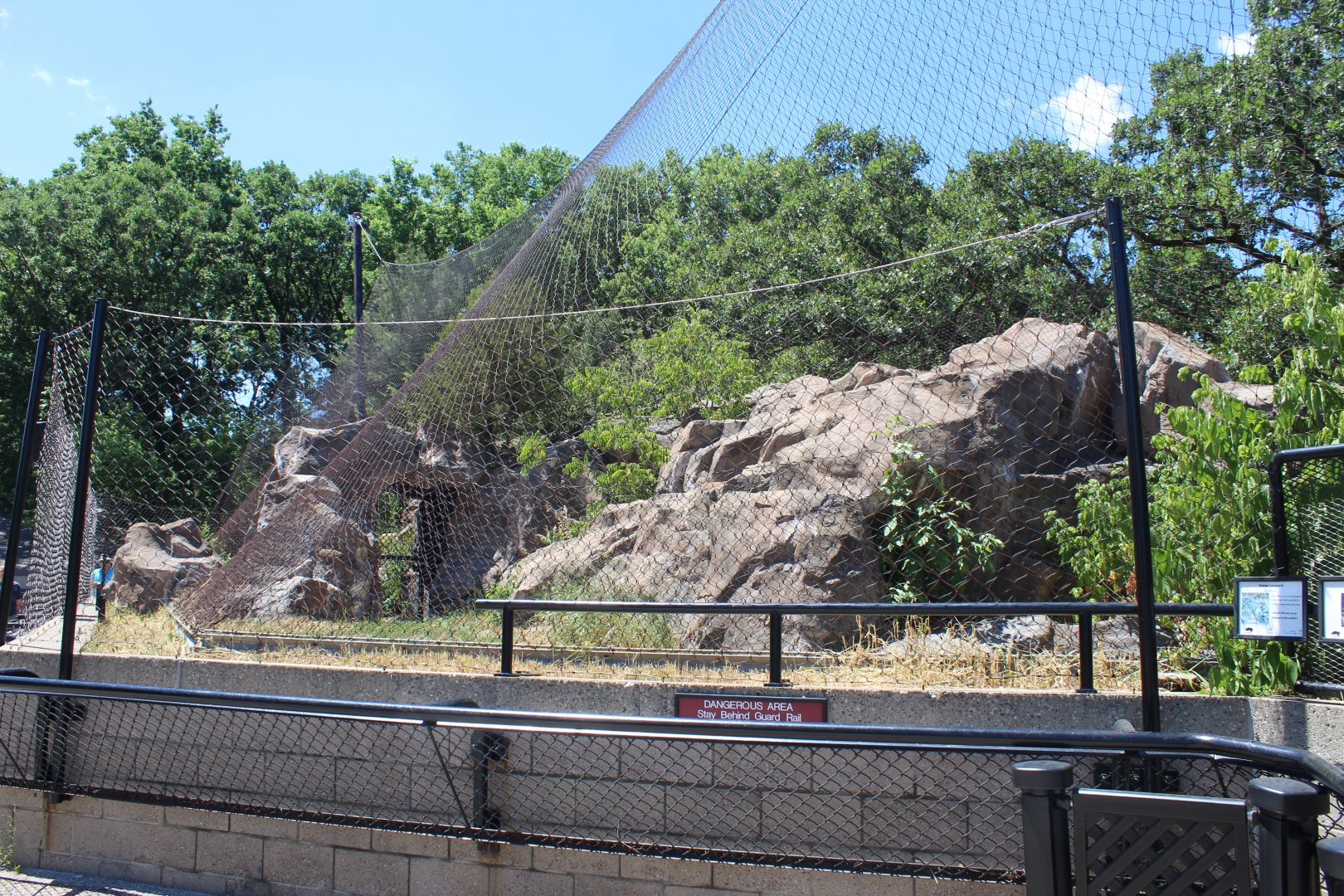 Snow Leopard Exhibit - Large Cat Building