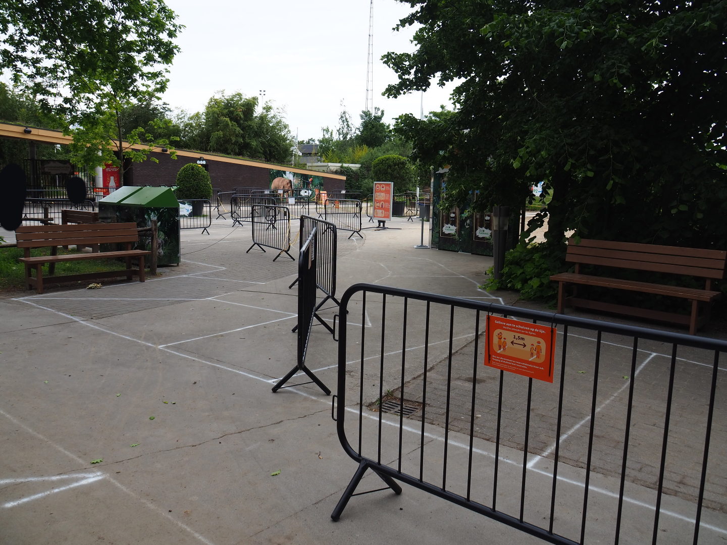 Social distancing barriers and floor markings in the entrance area, 2020-05-23