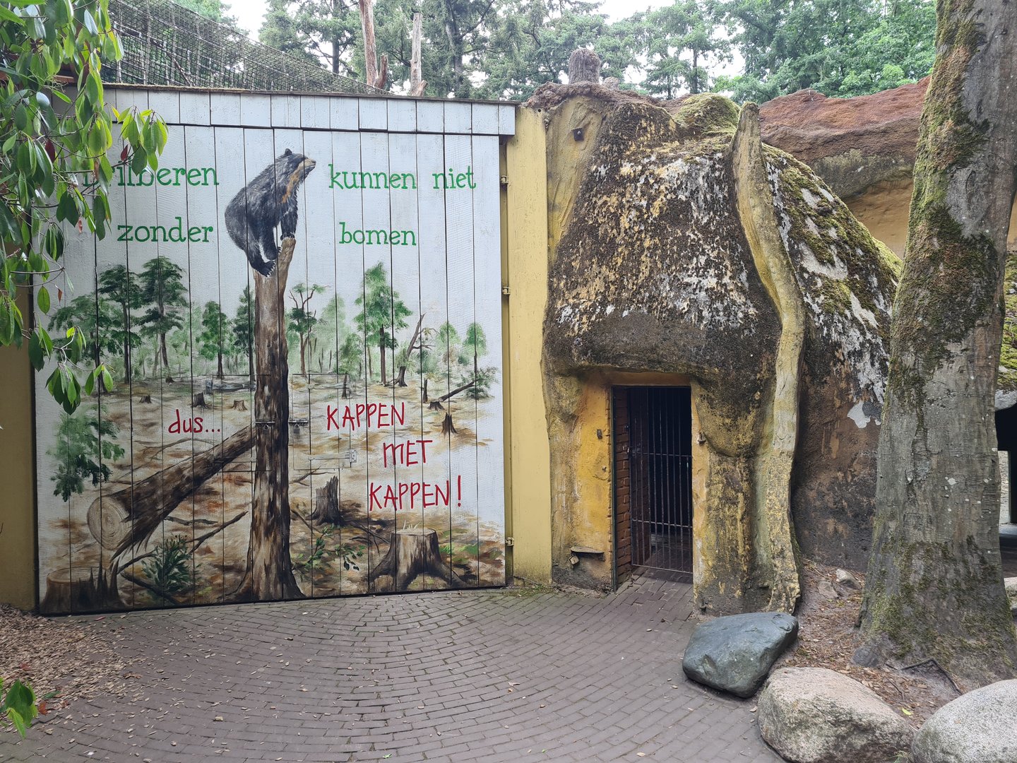 Spectacled bear signage (another pun)