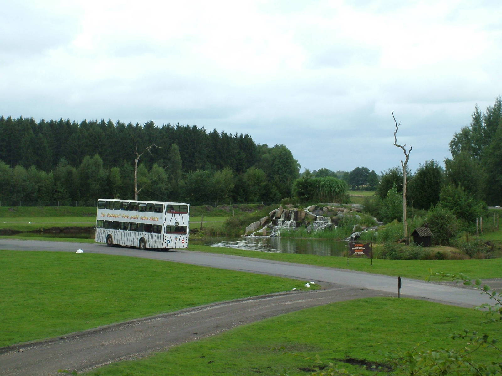 Spider monkey islands and safari bus at Serengetipark Hodenhagen