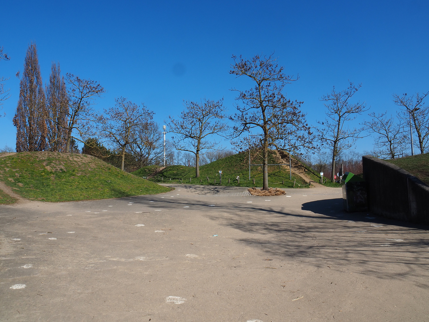Square and walkways between large parking lot and tunnel under Leuvensesteenweg to the park, 2022-03-08