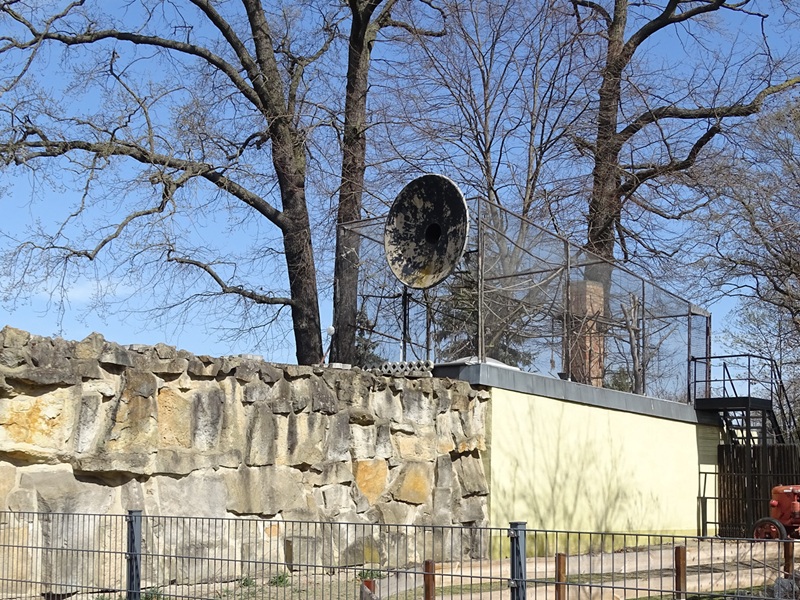 Squirrel monkey additional enclosure