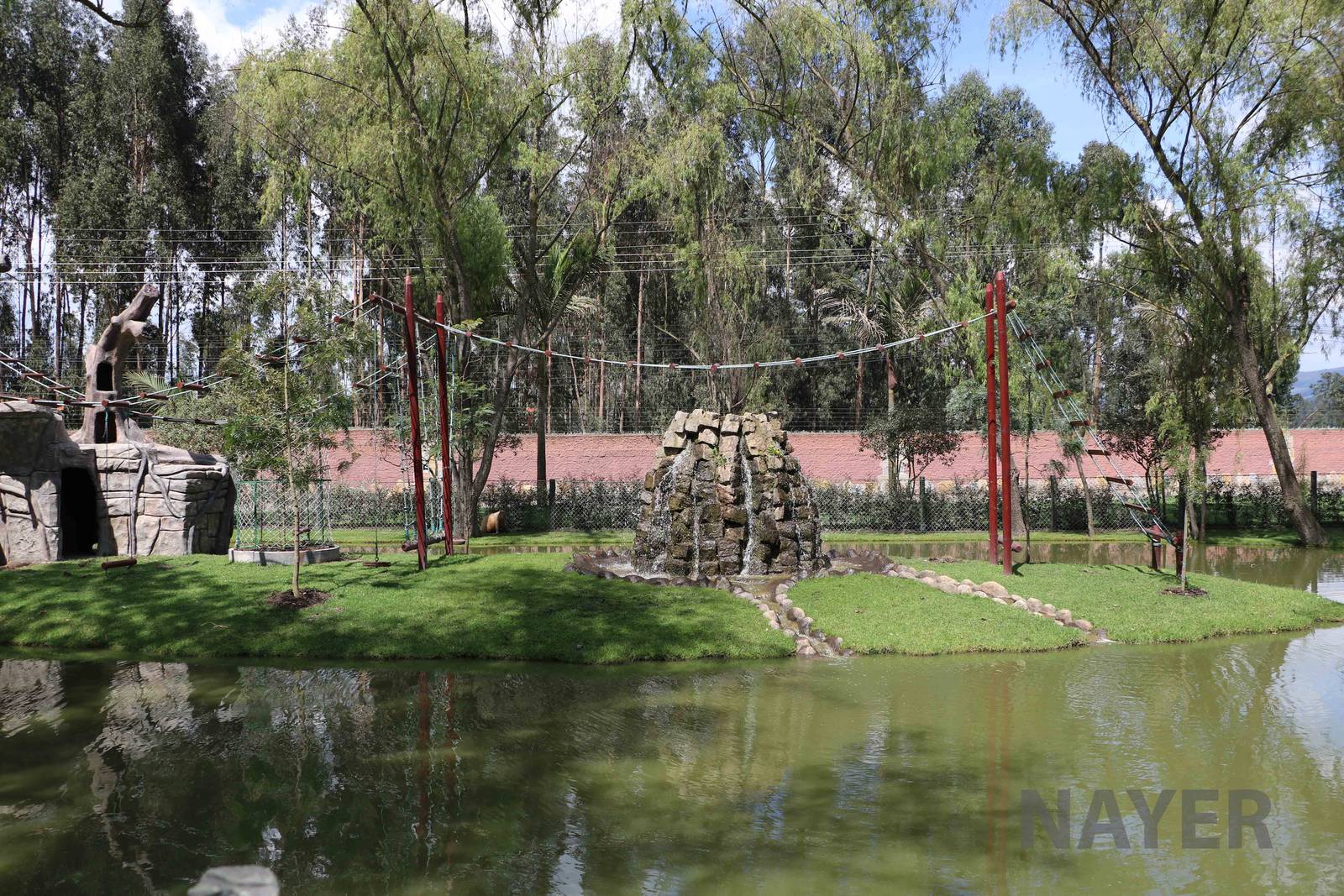 Squirrel monkey & capybara island, March 2016