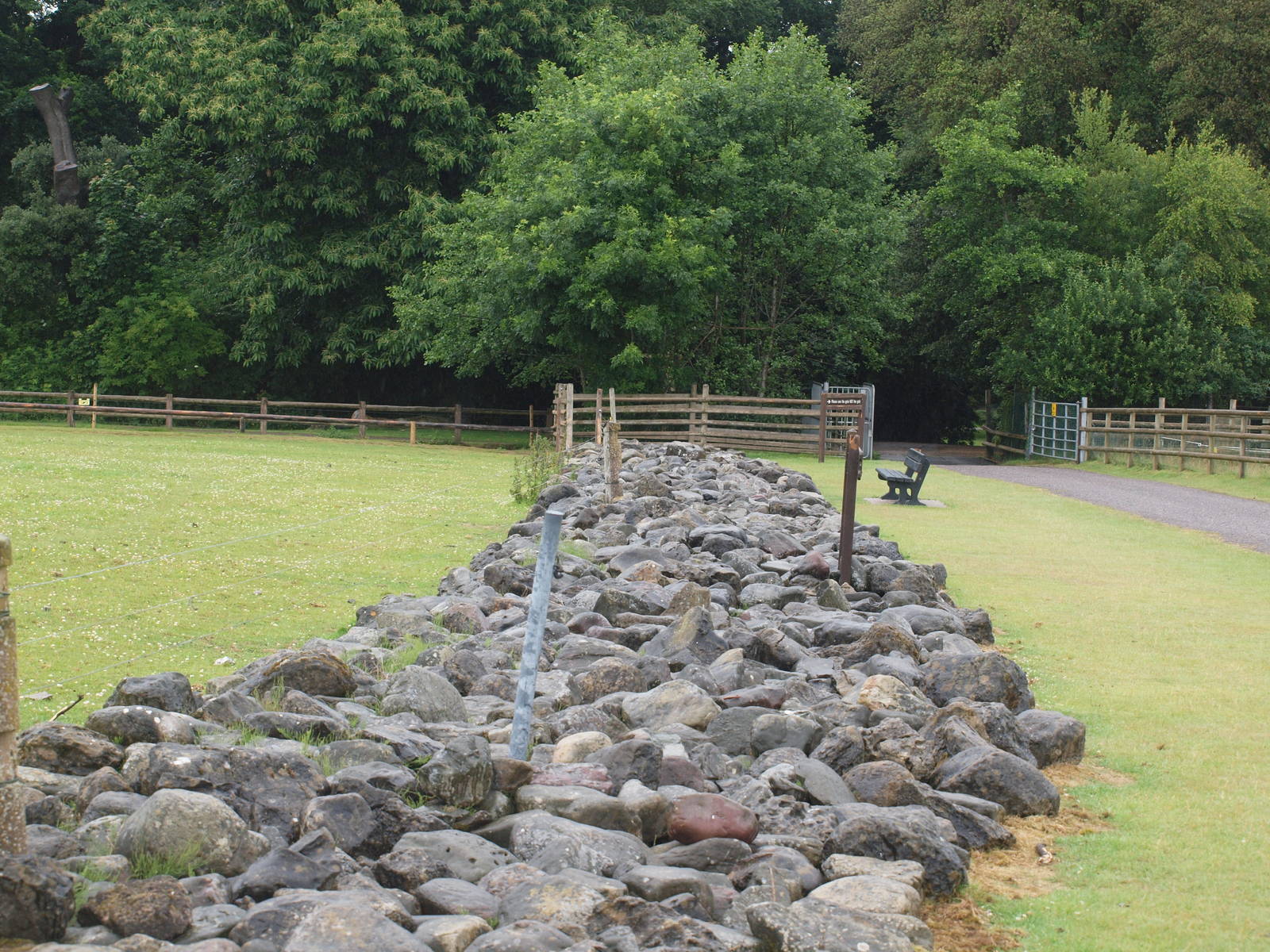 stand off barrier for giraffe paddock
