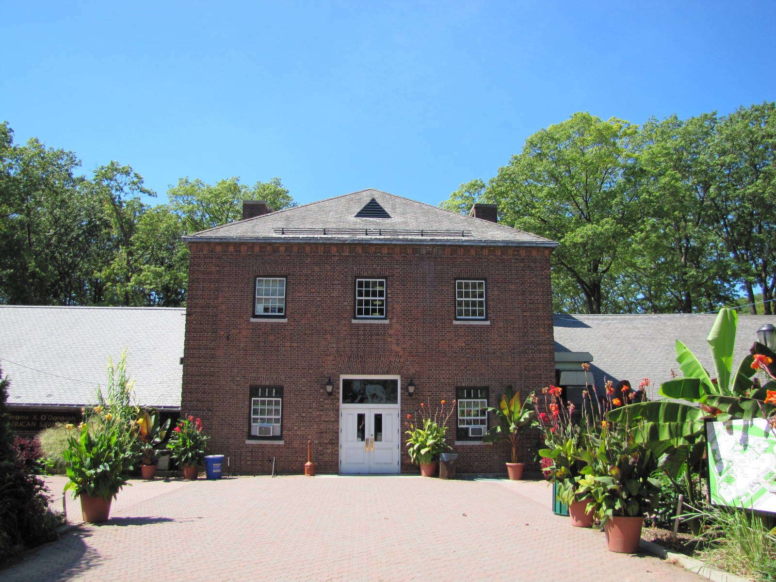 Staten Island Zoo 2010 - Front view of Aquarium building