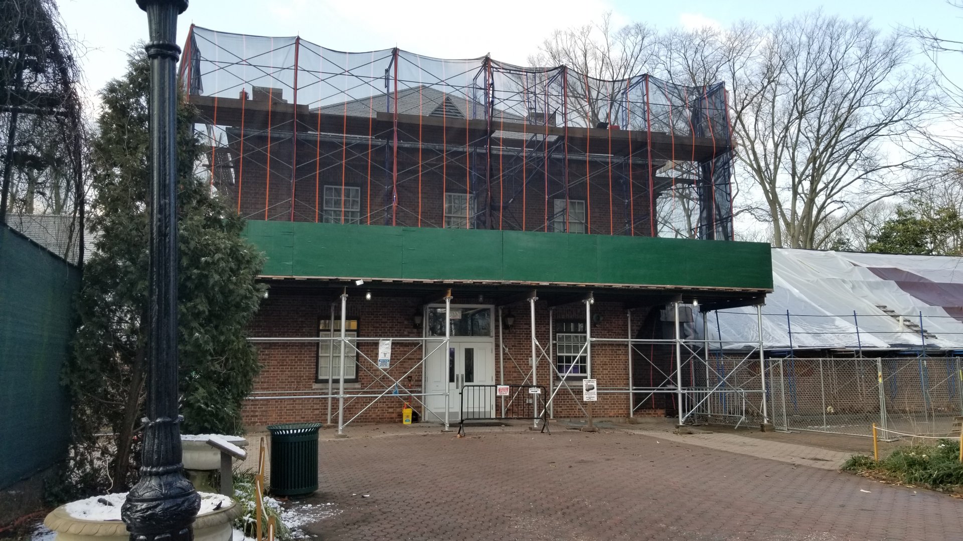 Staten Island Zoo - Front of building