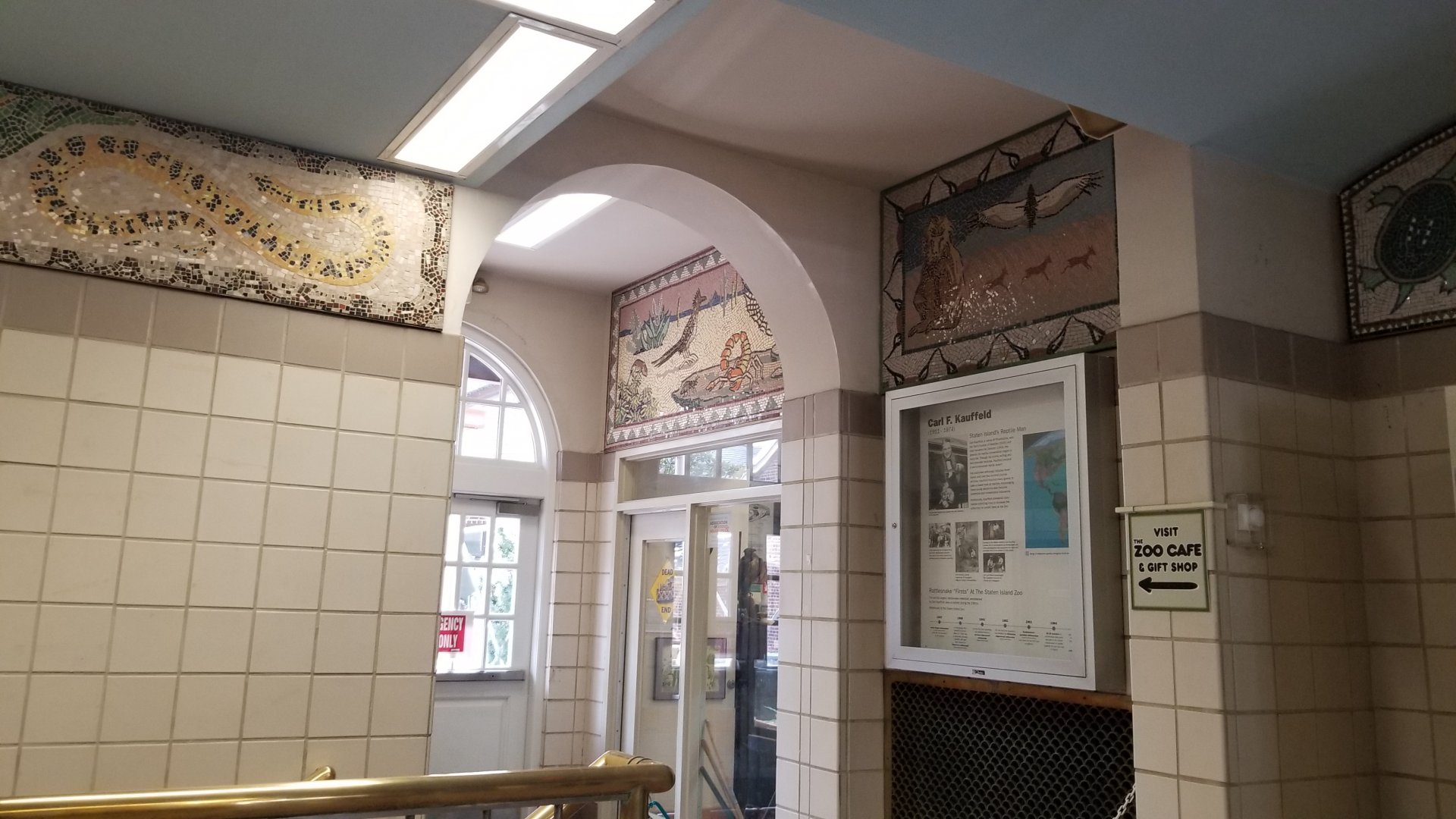 Staten Island Zoo - Murals between aquarium and reptile building