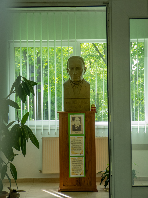 statue of the founder Crisan