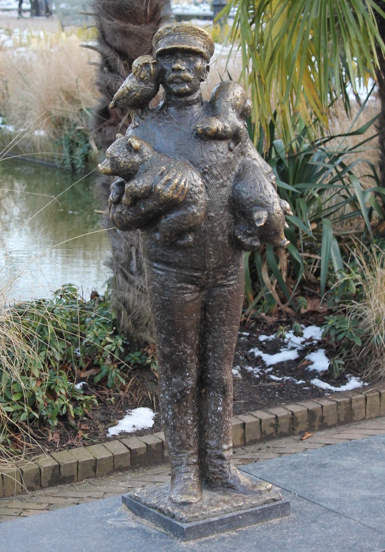 Statue Zoo-keeper