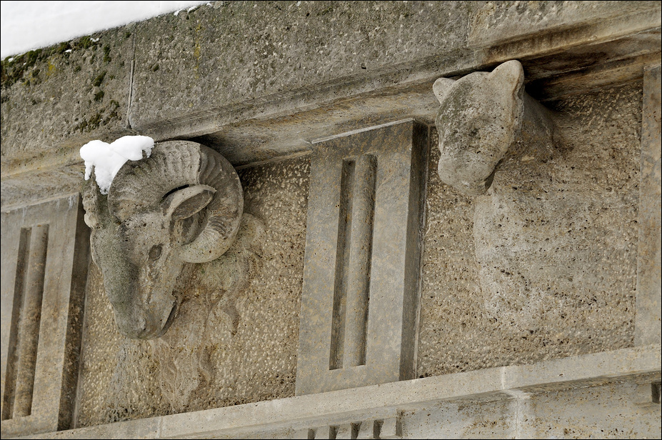 Statues at the entrance at Berlin Zoo