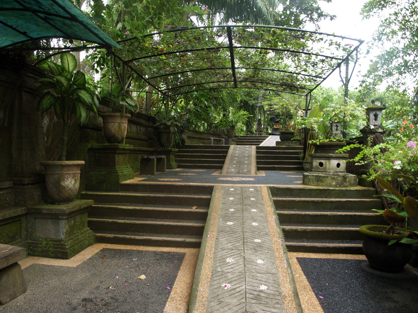 Steps from kiosk to the main entrance