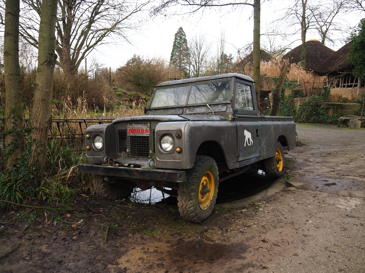Stranded vehicle in the African village, 2020-01-11