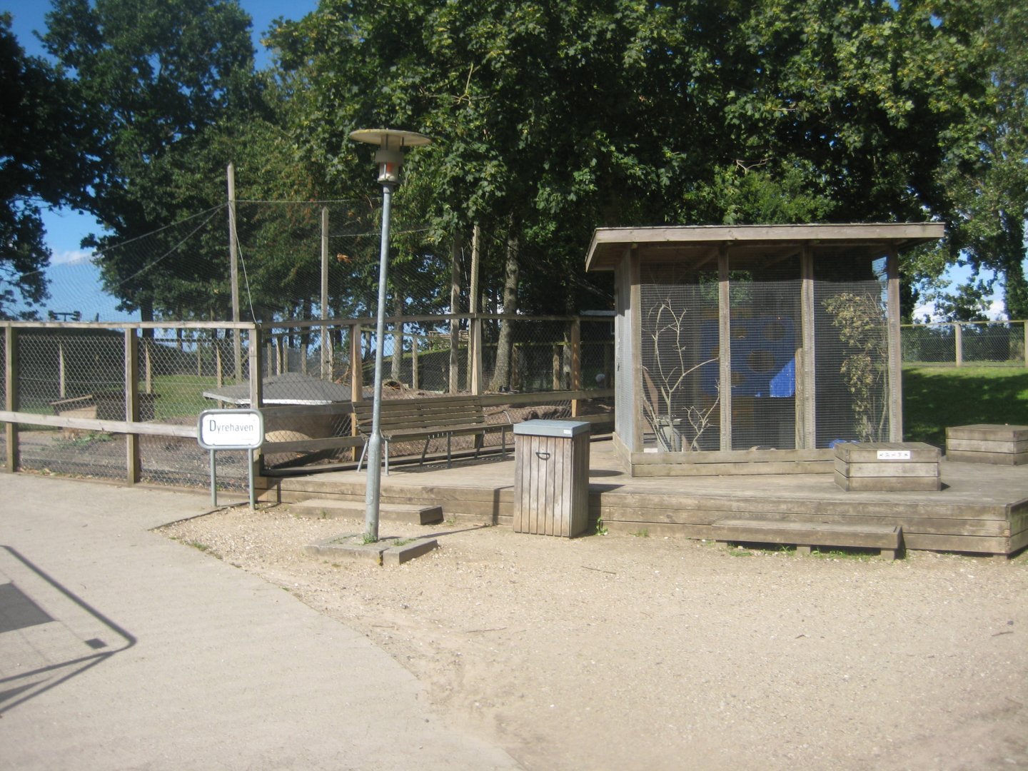 Strandvænget Park - Rabbits and lovebirds