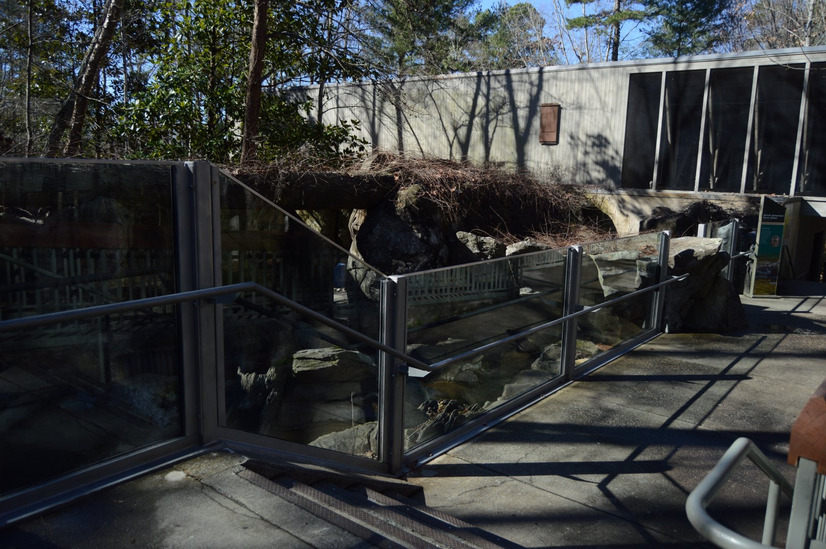 Streamside - New Glass Barrier for the River Otter exhibit