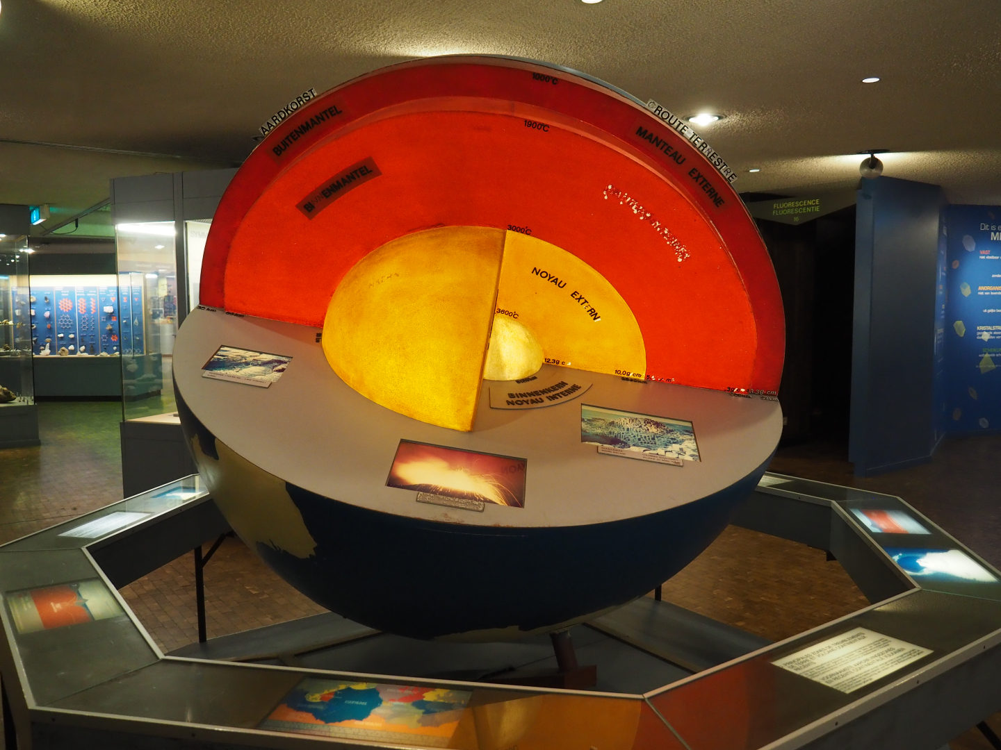 Structure of the earth and plate tectonics interpretative display in the hall of minerals, 2019-12-03