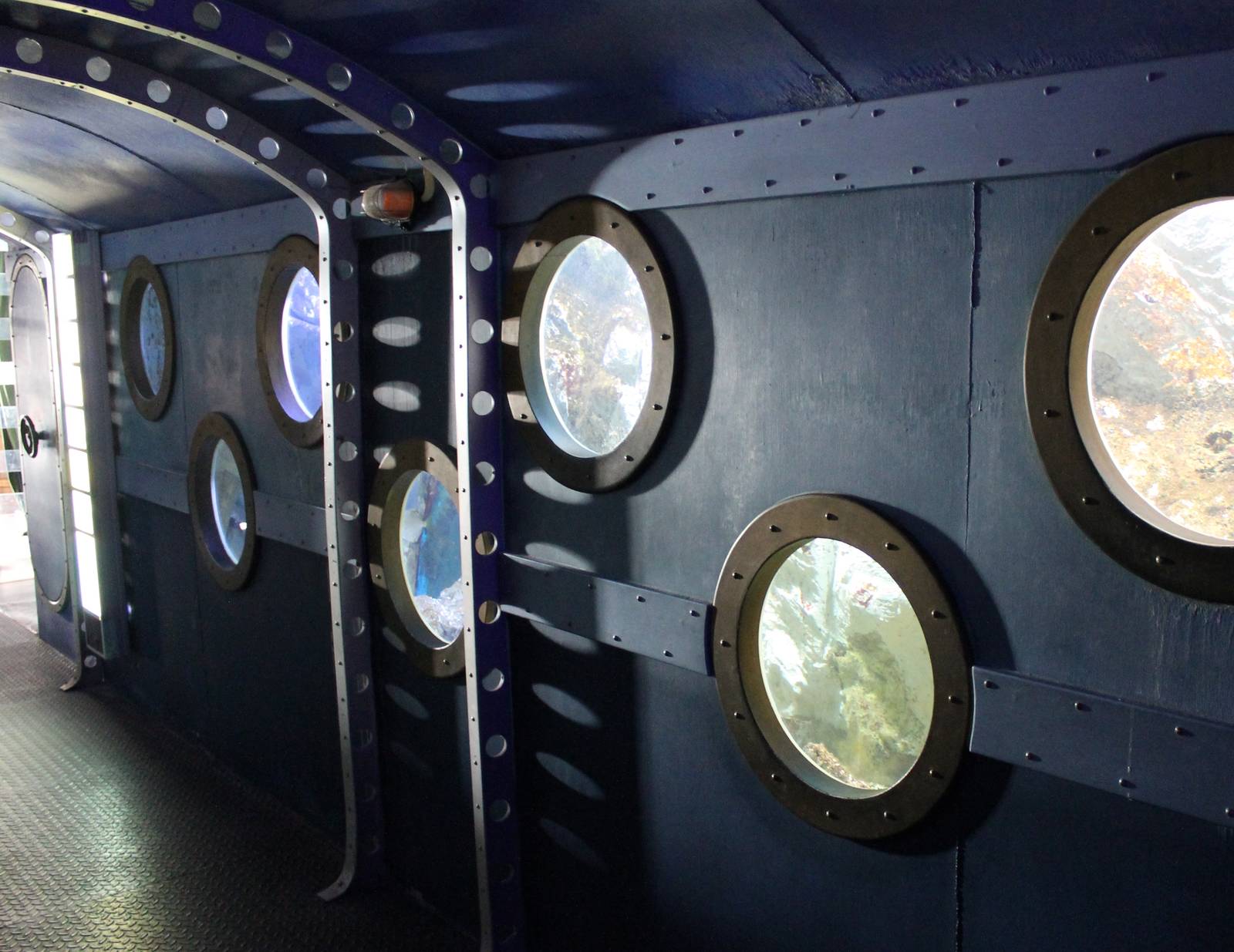 Submarine aquarium