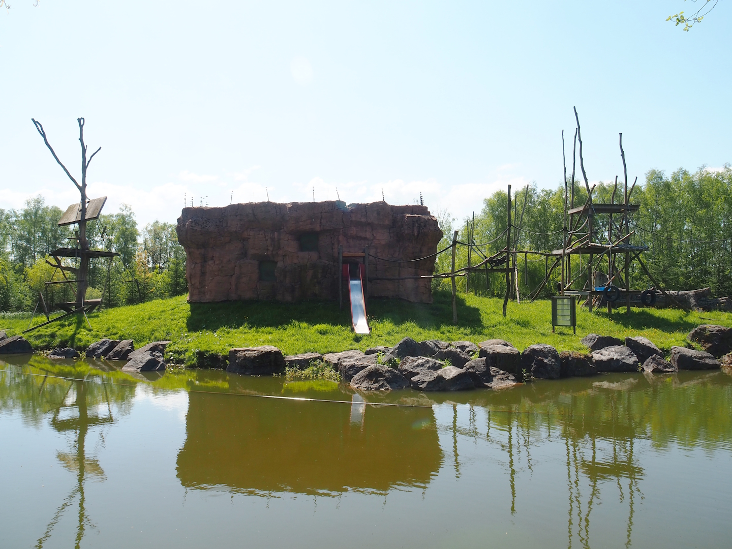 Sumatran orangutan and Lion-tailed macaque building and island, 2023-05-19