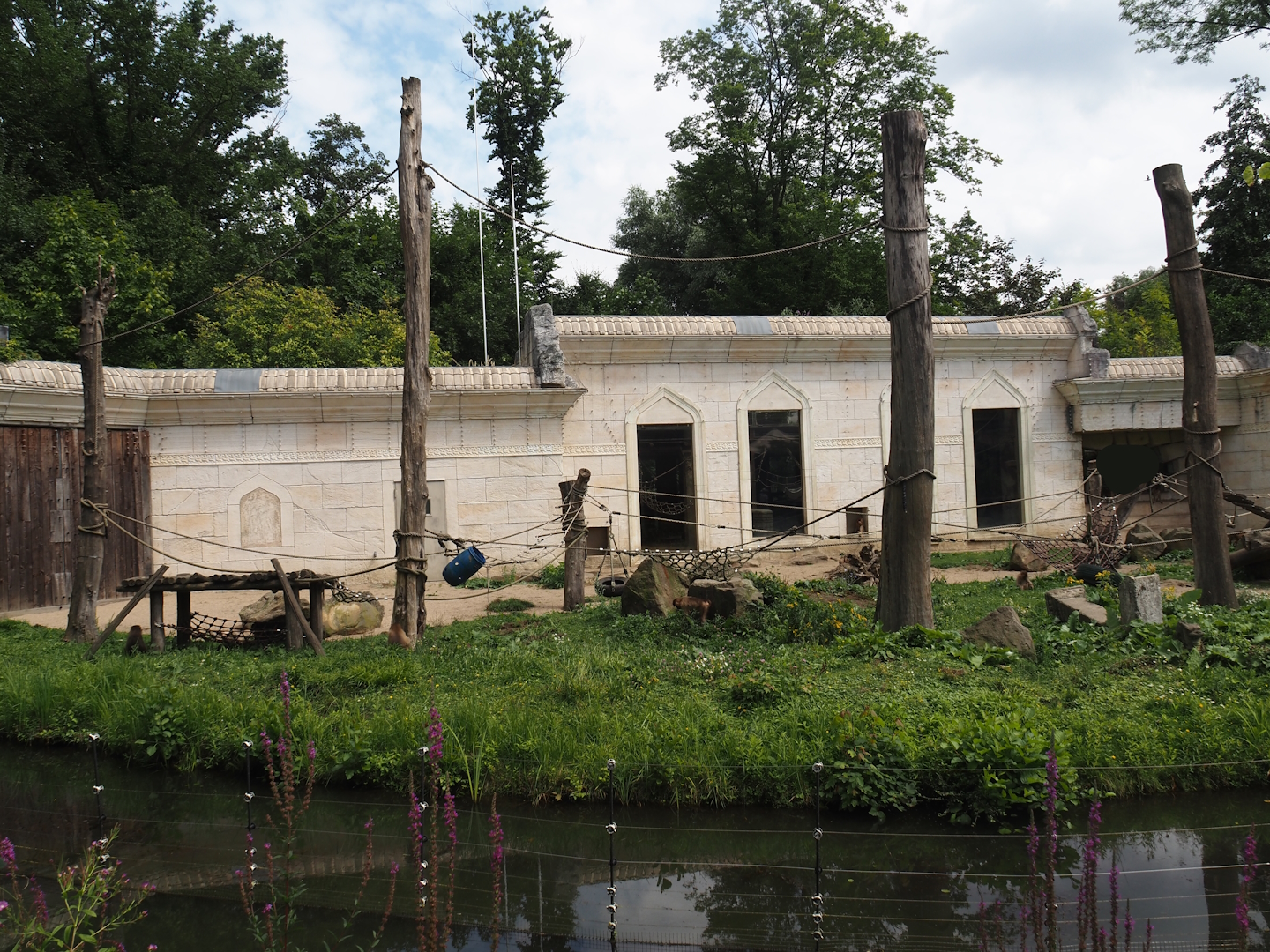 Sunda pig-tailed macaque island and temple, 2024-08-05