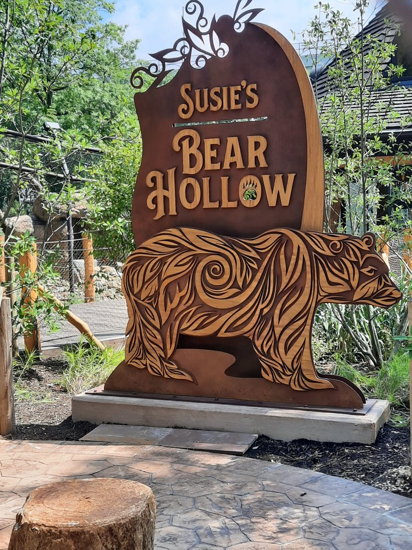 Susie's Bear Hollow sign