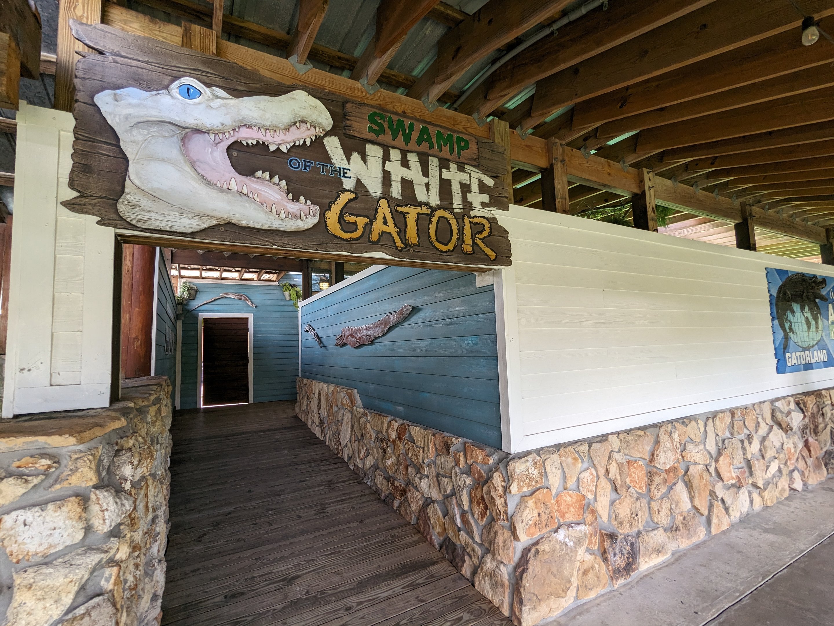 Swamp of the White Gators - entrance