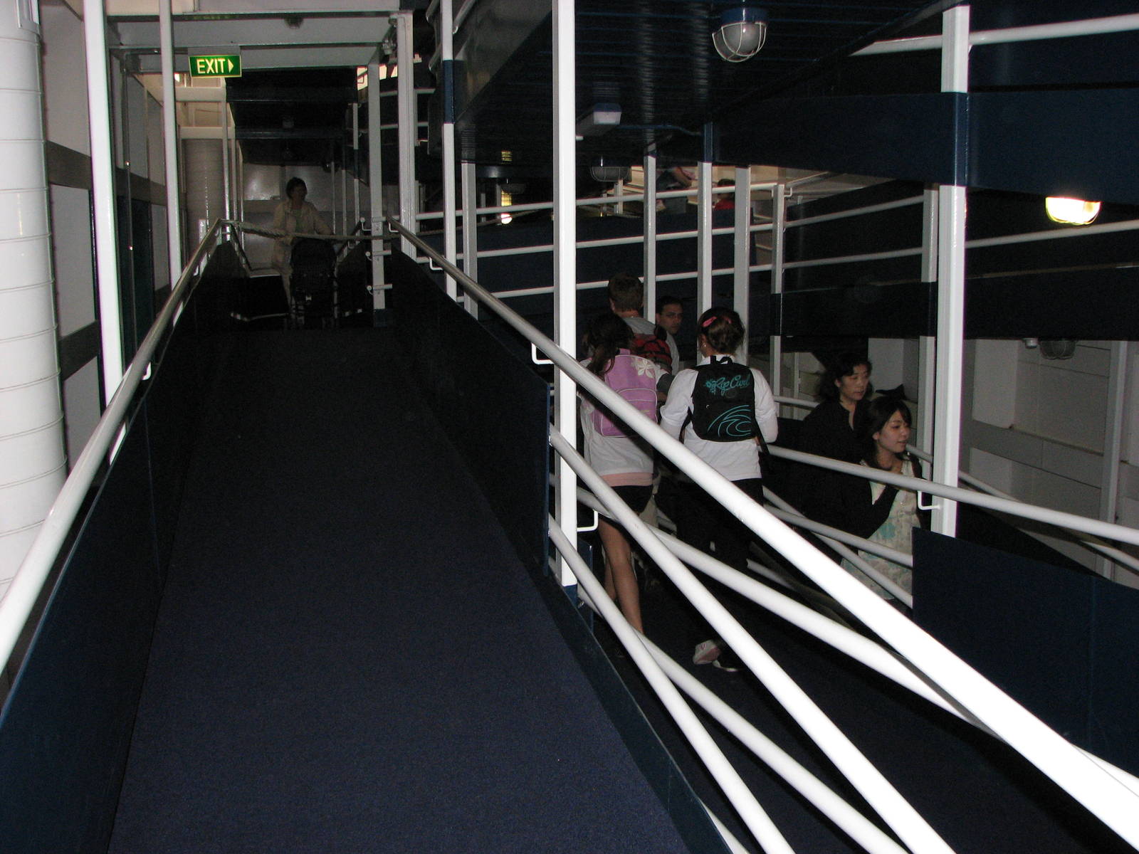 Sydney Aquarium 2007 - Corridor leading down to the Pinniped underwater vie
