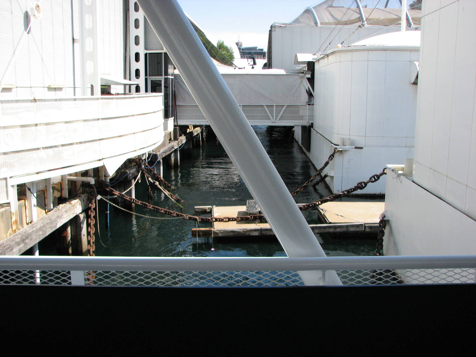Sydney Aquarium 2007 - Loose parts of the Aquarium connected to the pier