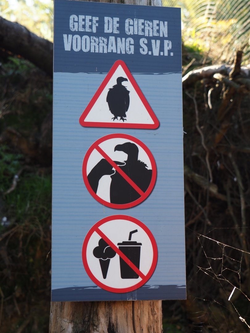 Taiga aviary rules sign (Oct 13th, 2018)