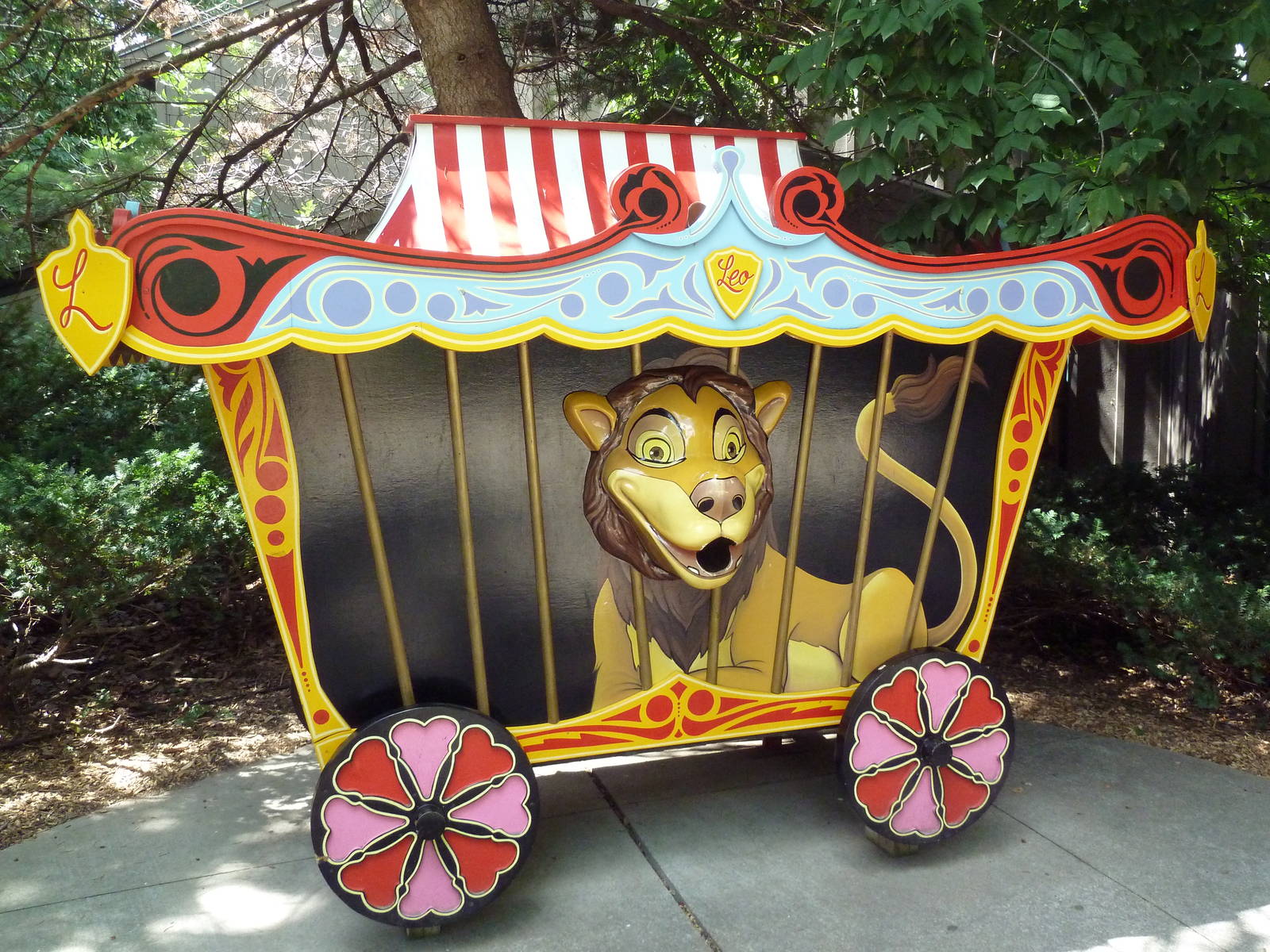 Talking Lion (a paper shredder is in his mouth)