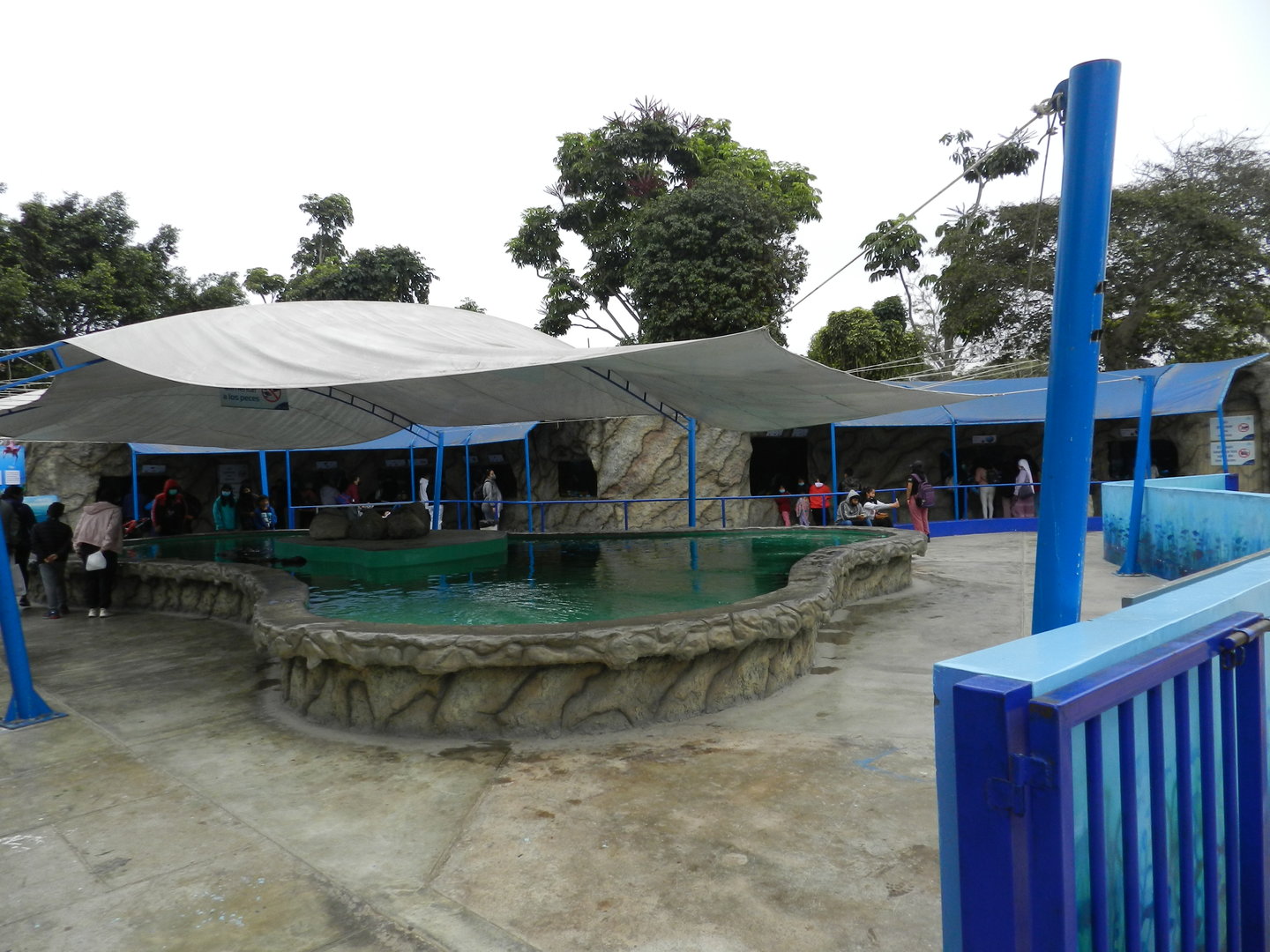 Tank sets and touching pool - Parque de Las Leyendas