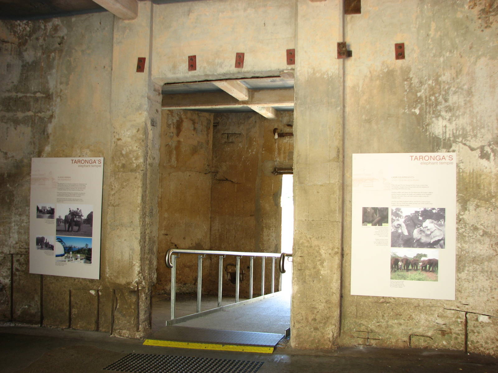 Taronga Zoo 2007 - Inside the historic Elephant Temple