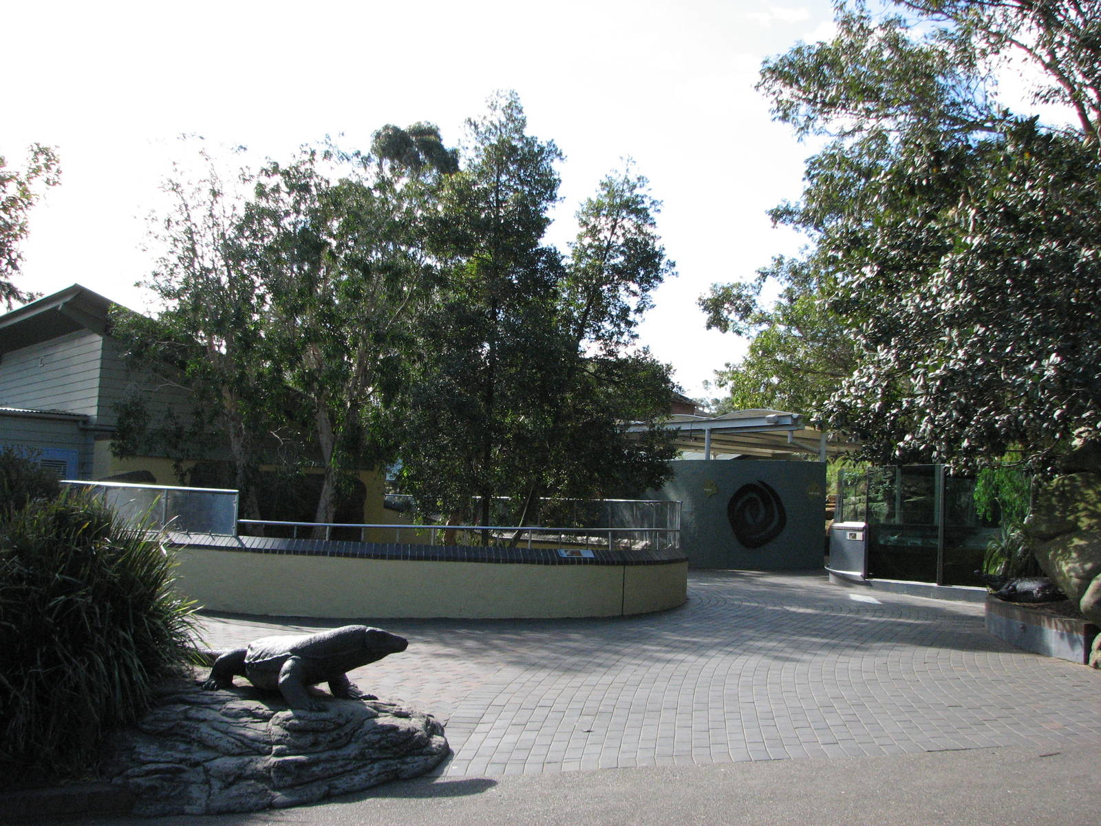 Taronga Zoo 2007 - Plaza in front of the Reptile House
