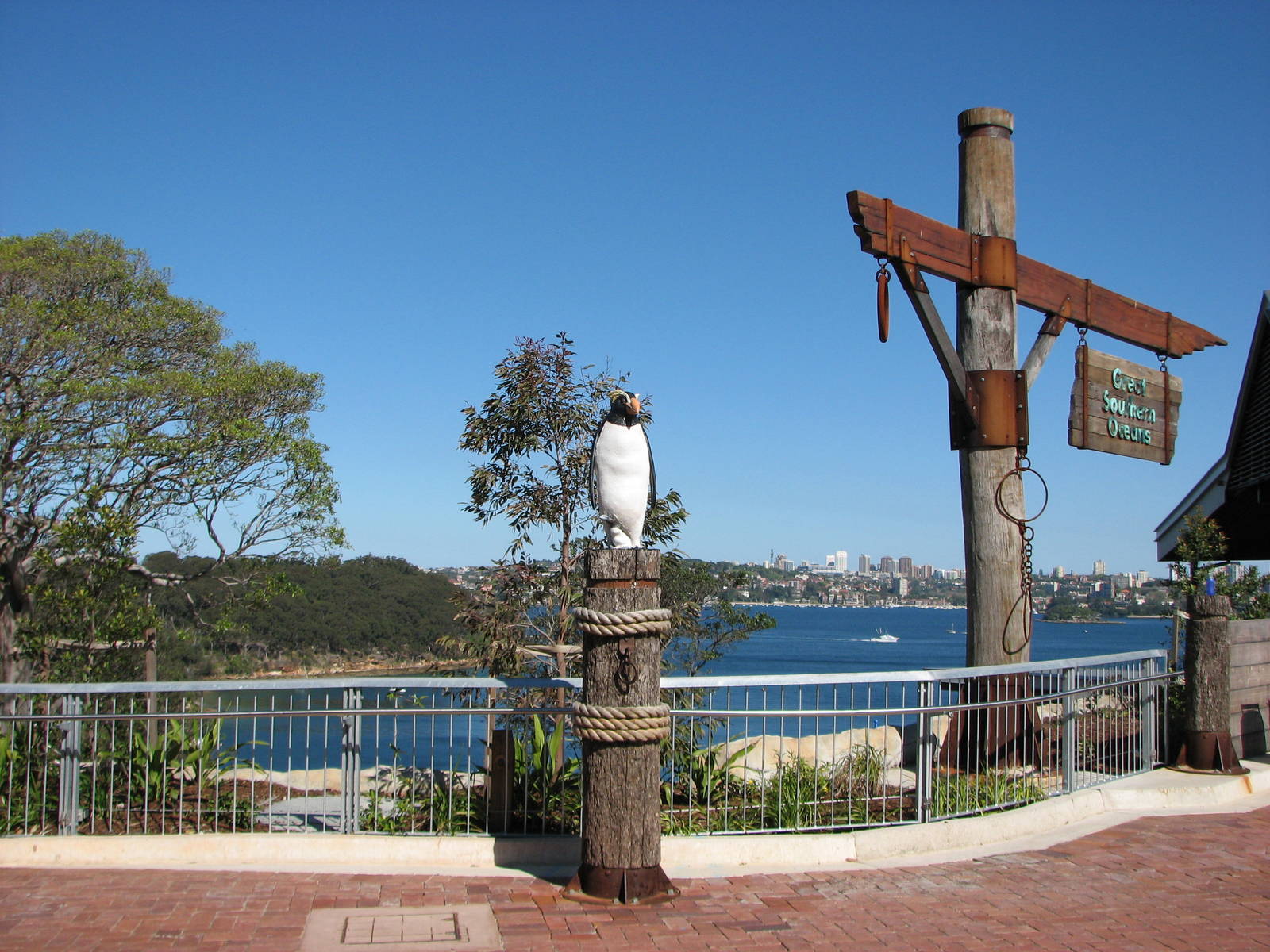 Taronga Zoo 2007 - Signpost and statue as part of the upcoming Great Southe