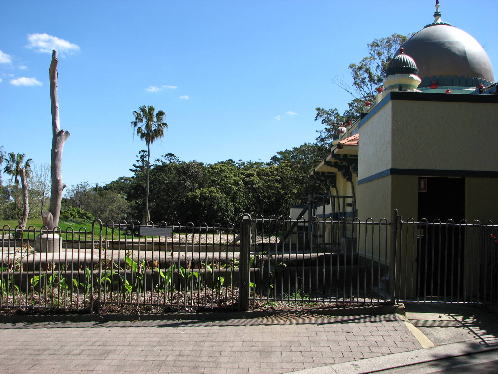 Taronga Zoo 2007 - View into the outdoor exhibit at the historic Elephant T