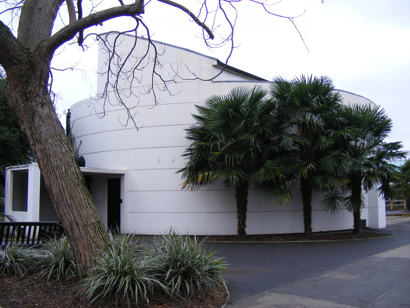Tecton Round House enclosure at London Zoo, 15 January 2011
