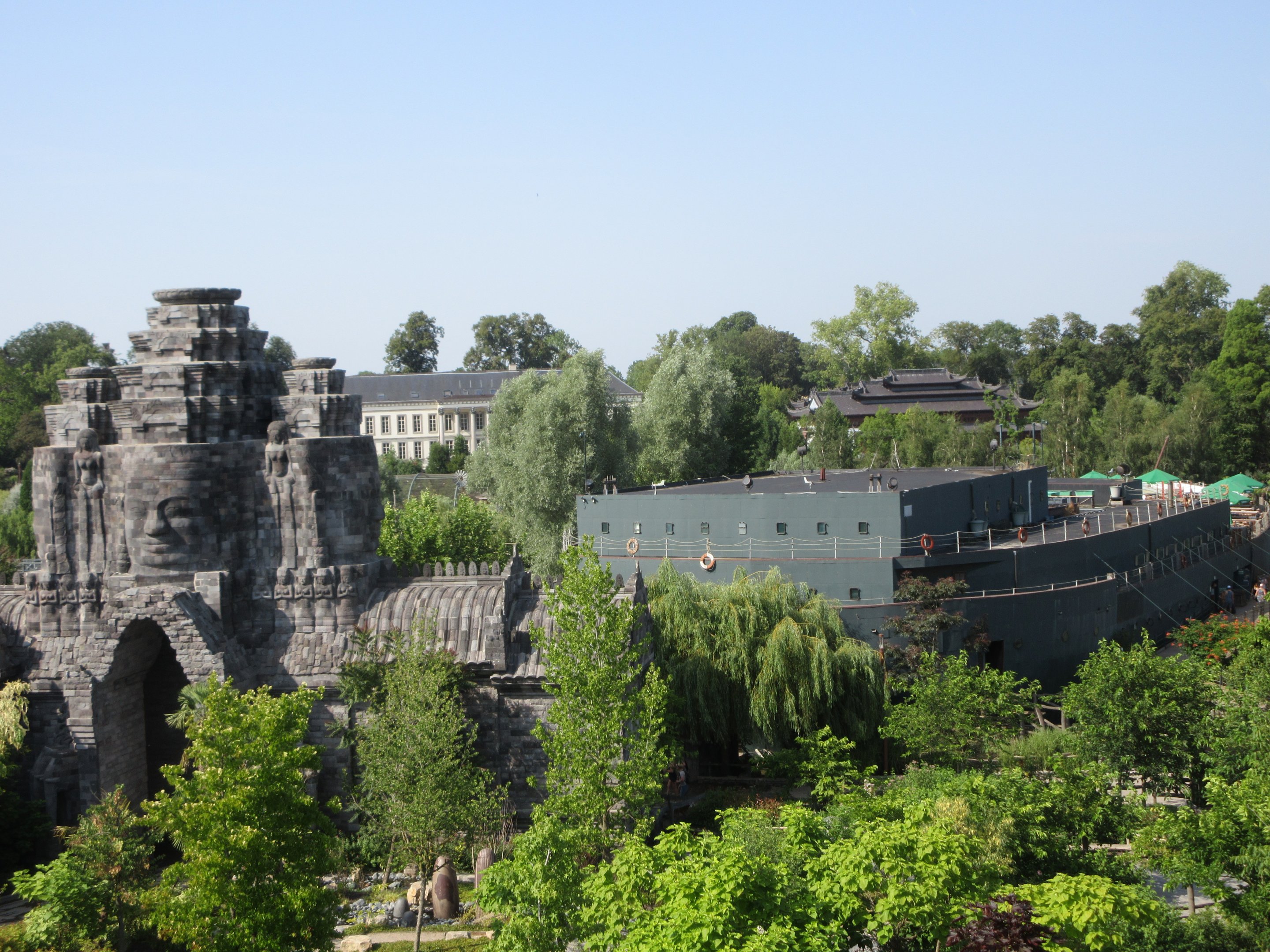 Temple + Reptile House Ship + Aquarium (in white)