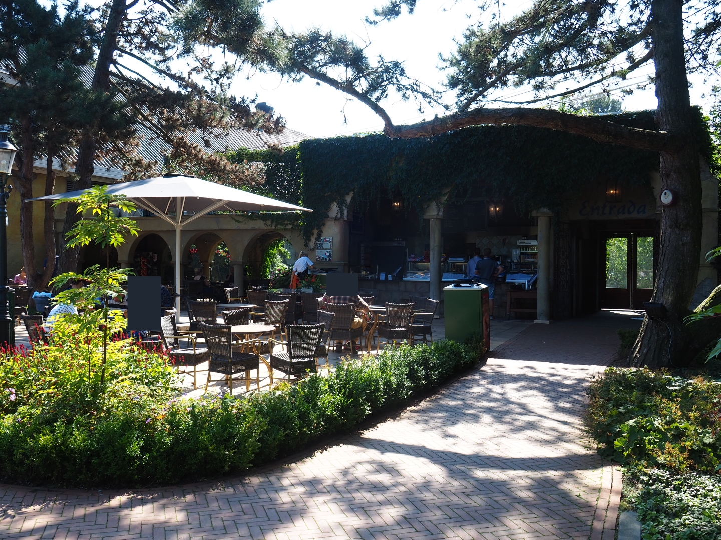 Terrace area and entrance to Cuban aviary (Sep 2nd, 2018)