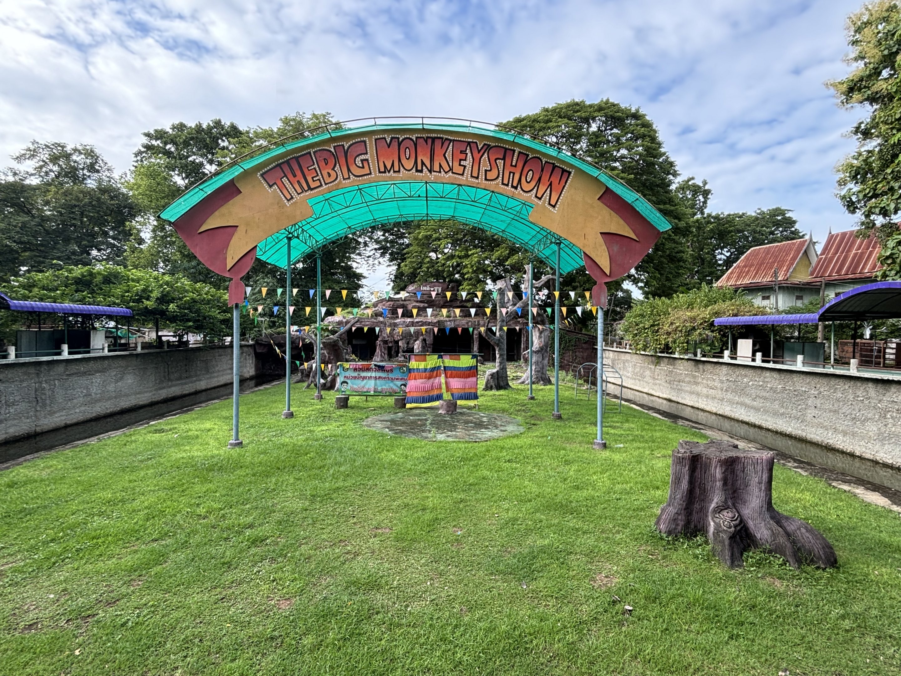 The Big Monkey Show - Lopburi Zoo