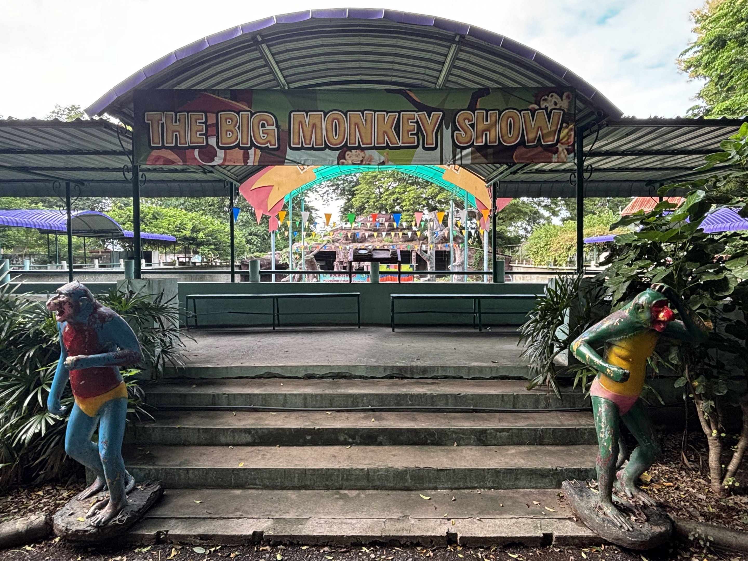 The Big Monkey Show - Lopburi Zoo
