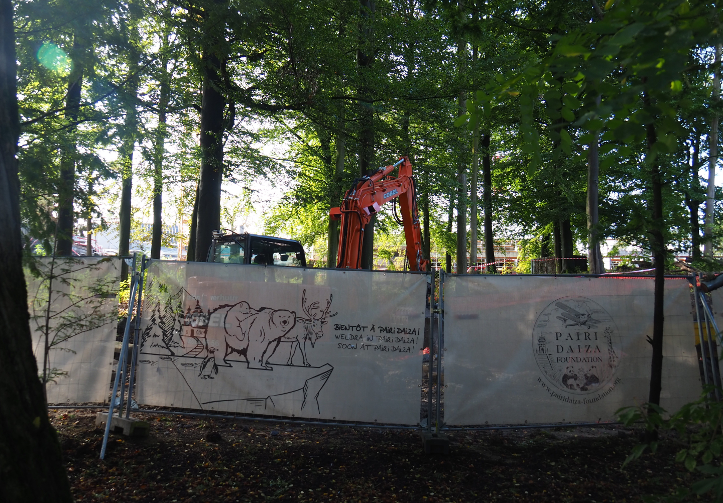 The Land of the Cold - Polar bears and penguins construction site fencing, 2019-10-04