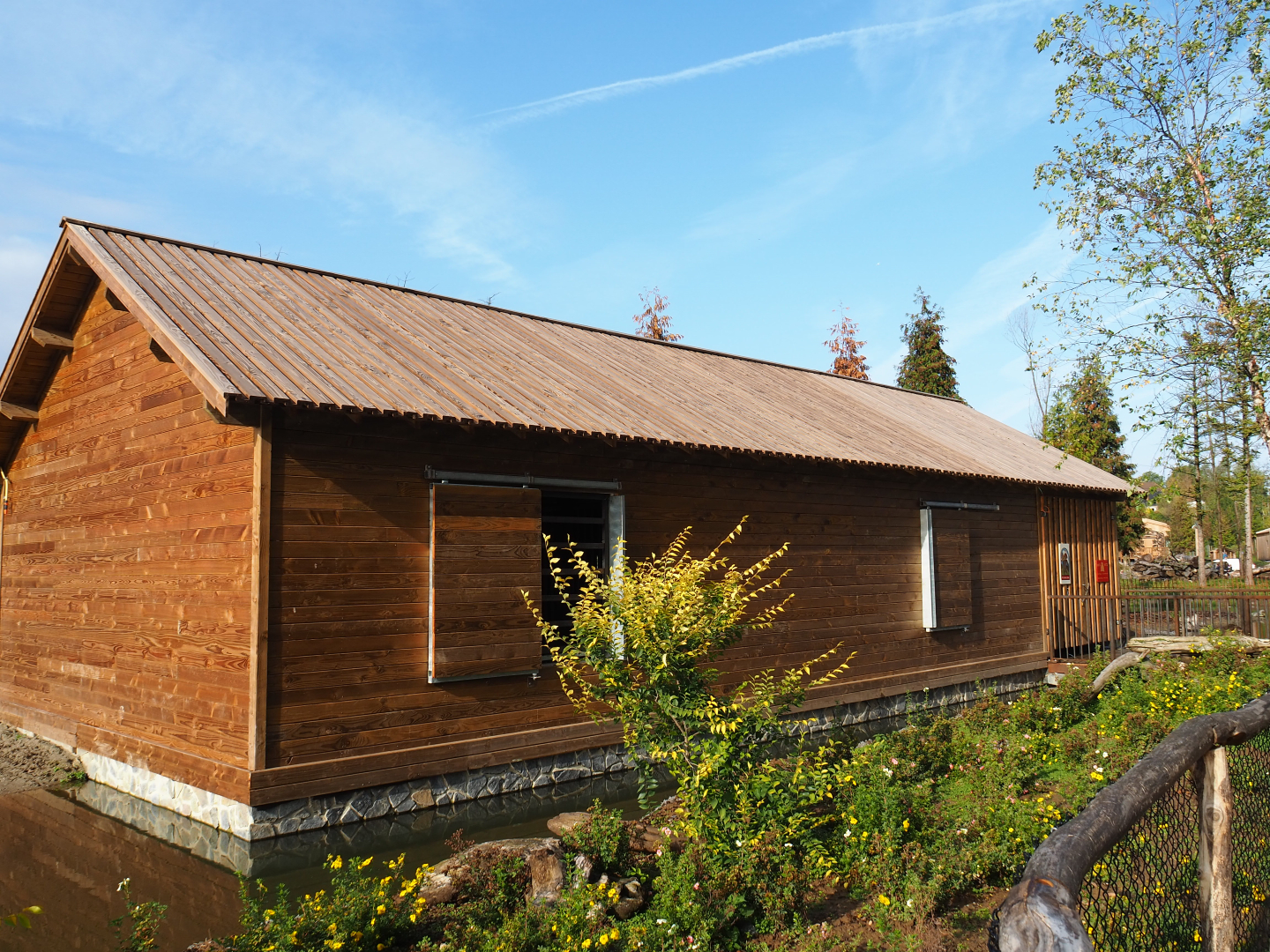 The Last Frontier - Eurasian moose and Wapiti holding building, 2019-10-04