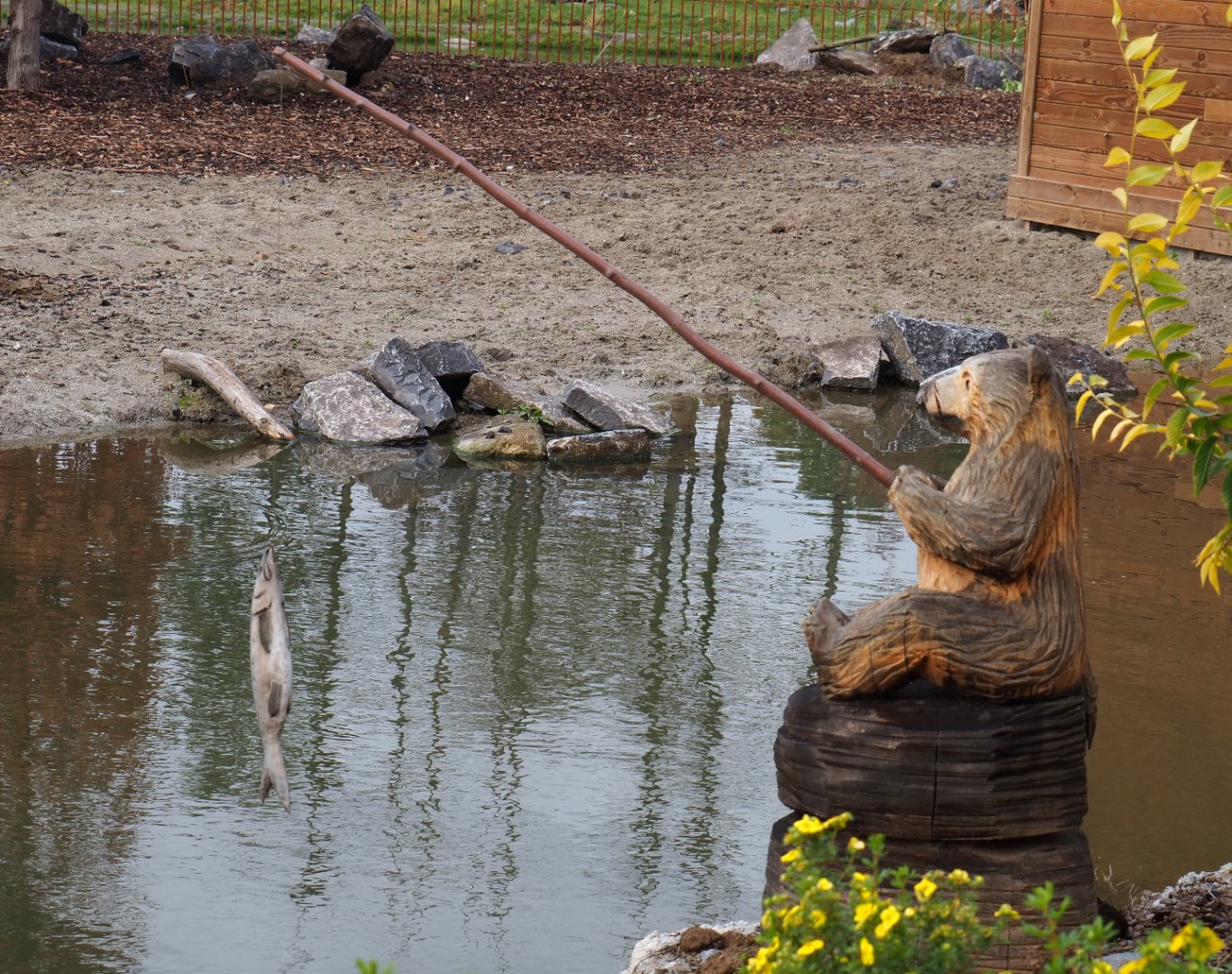The Last Frontier theming - Bear with fishing rod wood carving, 2019-10-04