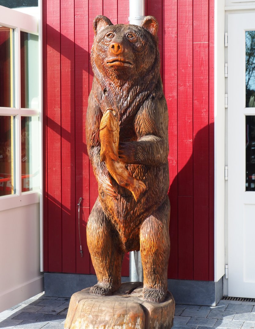 The Last Frontier theming - Bear with salmon log carving, 2019-10-04