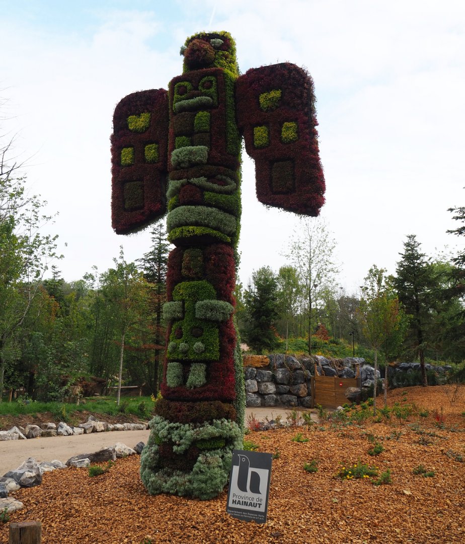 The Last Frontier theming - Eagle totem topiary, 2019-10-04