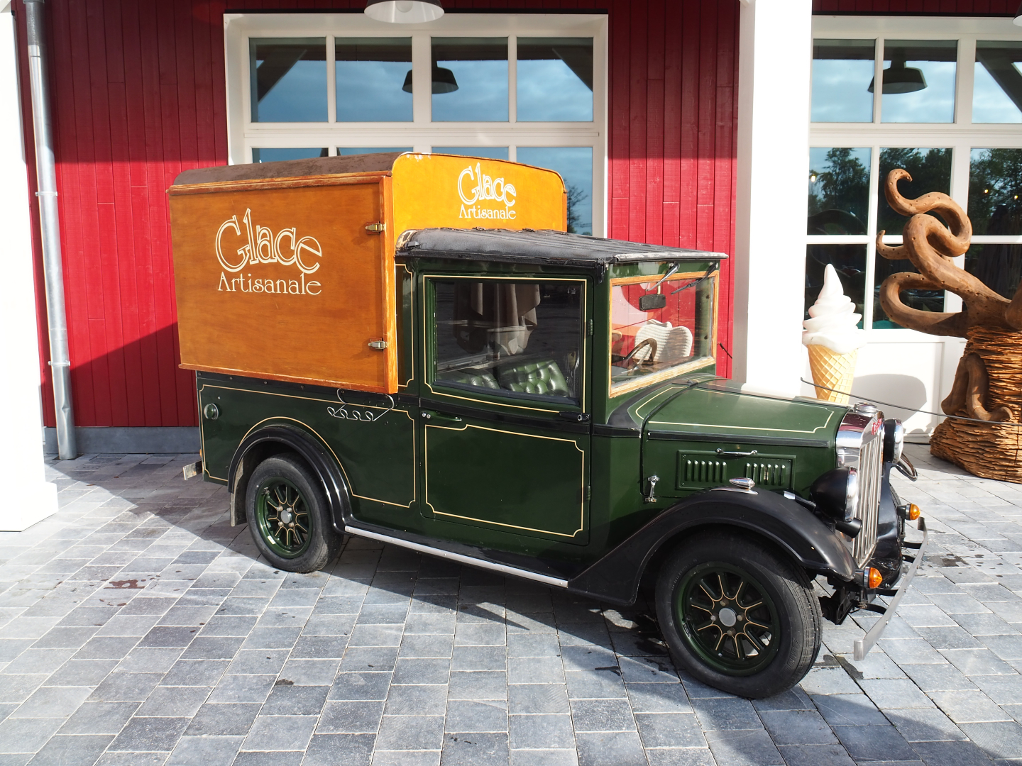 The Last Frontier theming - Replica ancient ice cream van, 2019-10-04