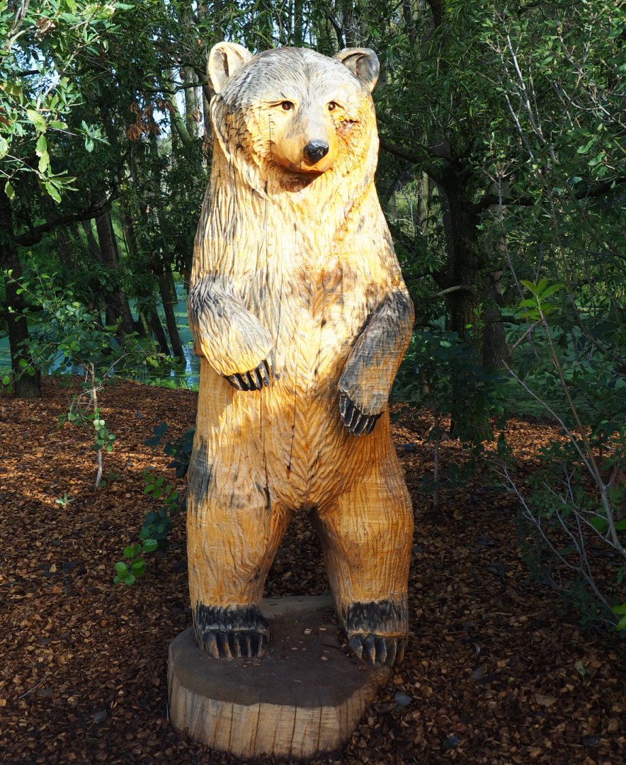 The Last Frontier theming - Standing bear log carving, 2019-10-04
