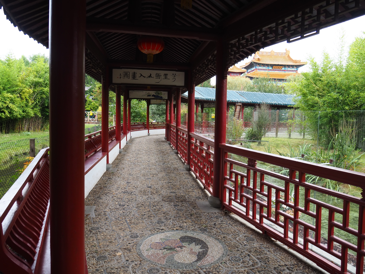 The Middle Kingdom - Chinese covered corridor for viewing exhibits, 2019-10-05